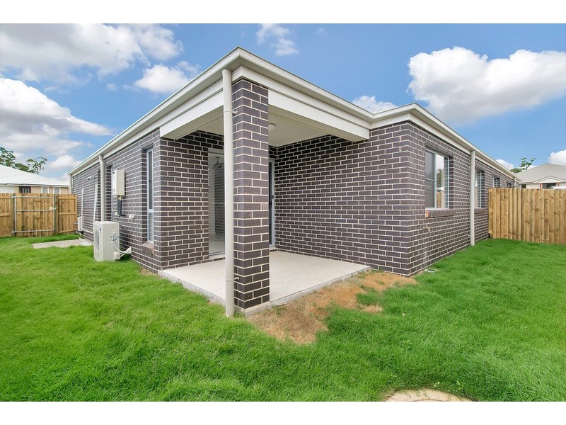 2/5 Adelaide Street, Cranley QLD 4350