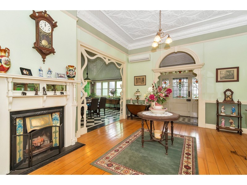 10 Gladstone Street, Newtown QLD 4350