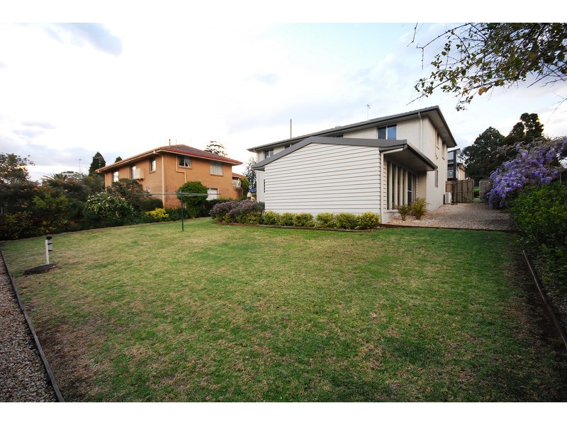 16 Barrymount Crescent, Mount Lofty QLD 4350