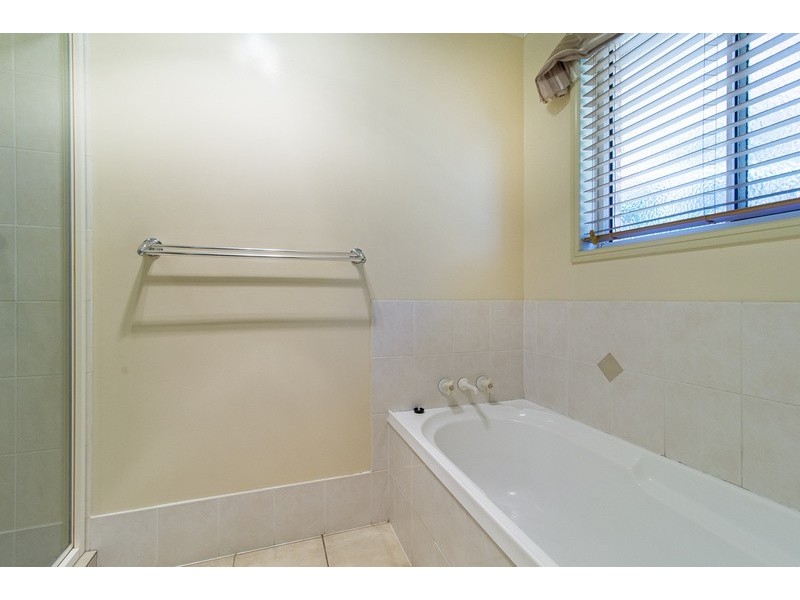 11 Hillcrest Court, Kearneys Spring QLD 4350