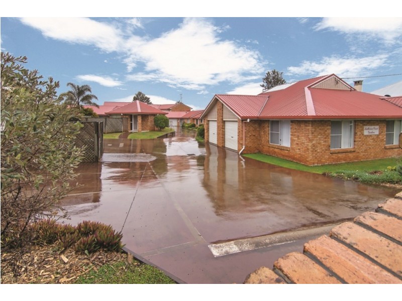 4/31 Gladstone Street, Newtown QLD 4350