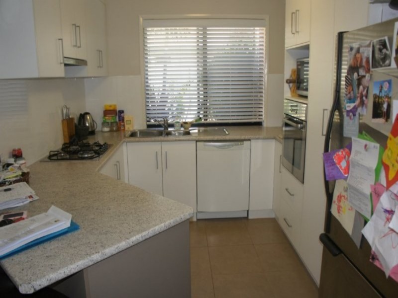 2/8 Sambar Court, Kearneys Spring QLD 4350