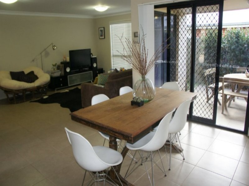 2/8 Sambar Court, Kearneys Spring QLD 4350