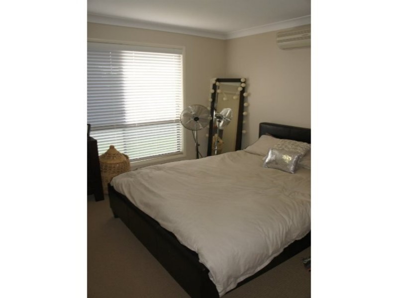 2/8 Sambar Court, Kearneys Spring QLD 4350