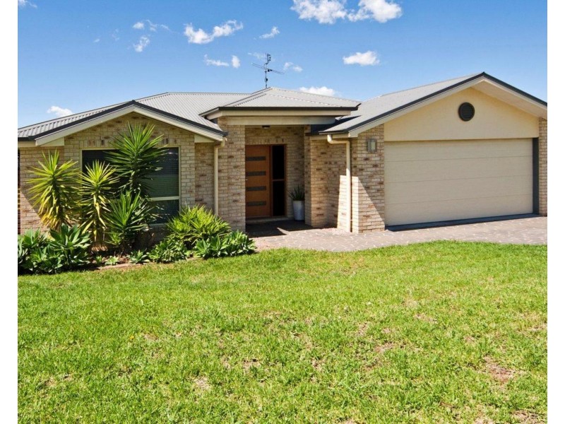 8 Patron Crescent, Glenvale QLD 4350