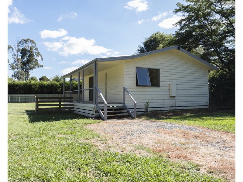 9A & 9B Aroona Drive, Buxton VIC 3711