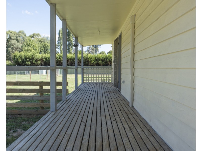 9A & 9B Aroona Drive, Buxton VIC 3711