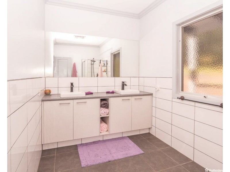 17 HILL Avenue, Marysville VIC 3779