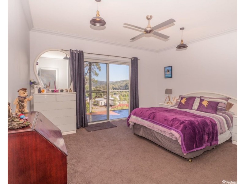 17 HILL Avenue, Marysville VIC 3779