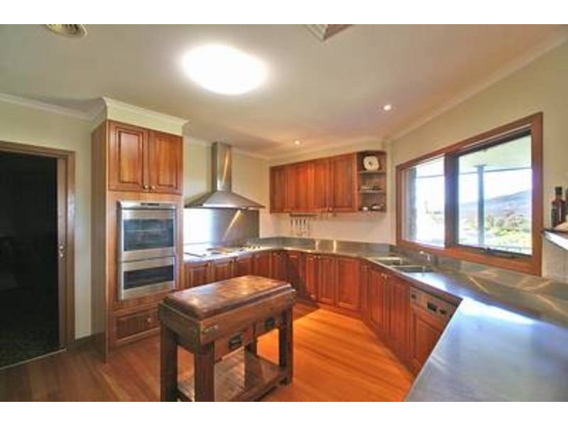 1 Samuel Court, Woodend VIC 3442