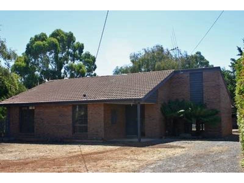 8 James Court, Woodend VIC 3442