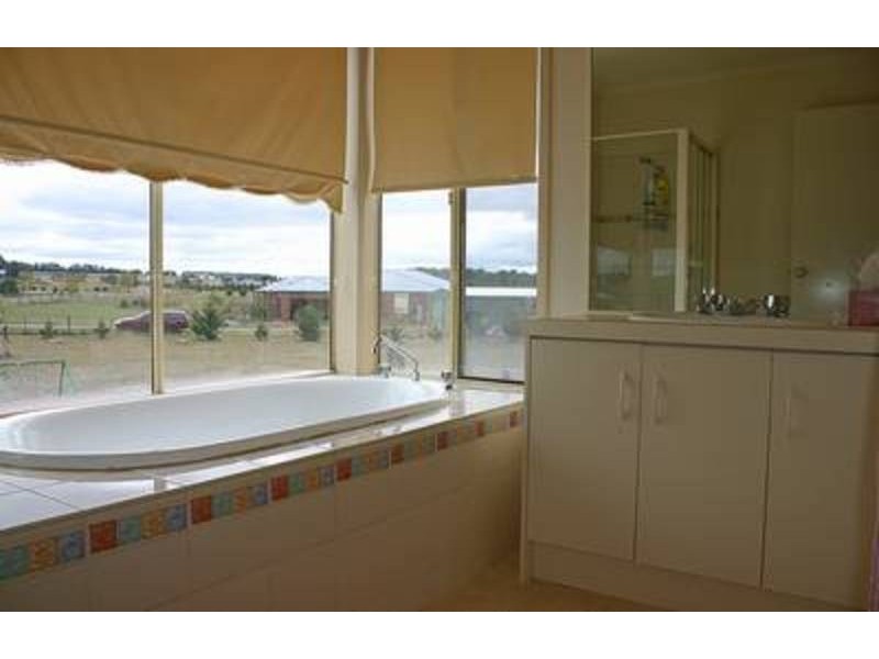 41 Stuartfield Avenue, Romsey VIC 3434