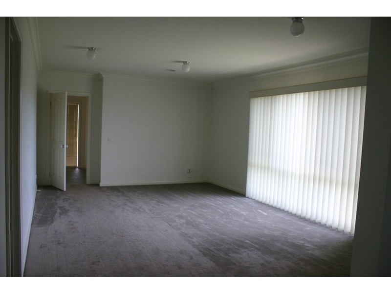 8 Black Avenue, Gisborne VIC 3437