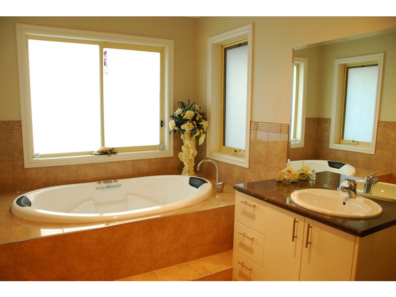 24 Carinya Drive, Gisborne VIC 3437