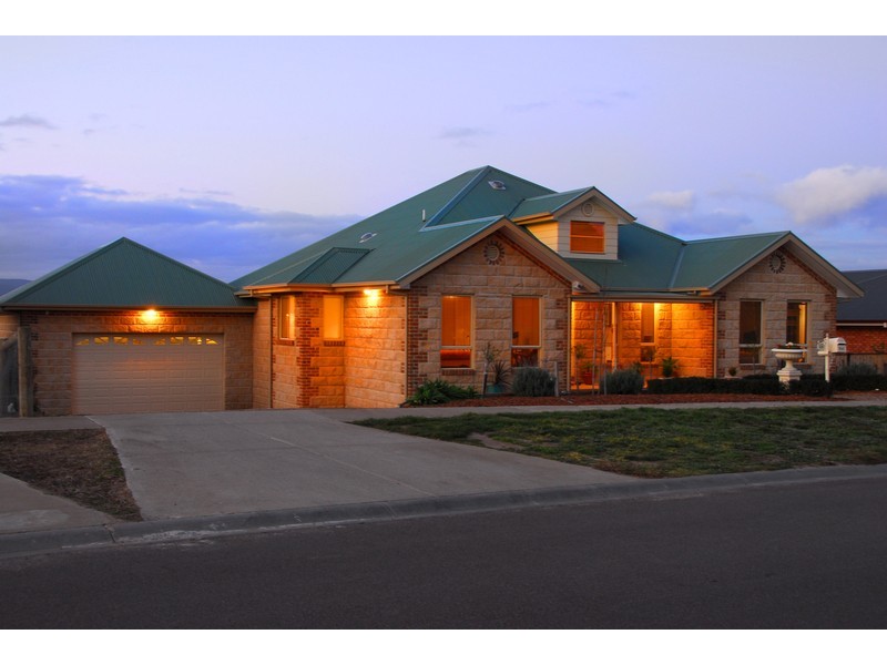 24 Carinya Drive, Gisborne VIC 3437