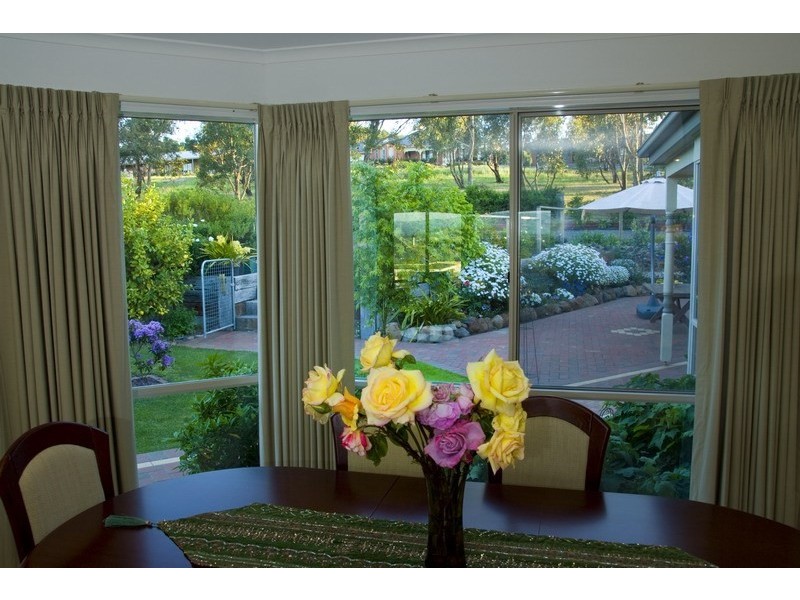 13 Kurung Court East, Gisborne VIC 3437