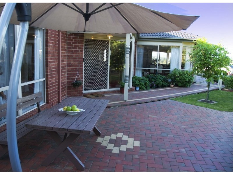 13 Kurung Court East, Gisborne VIC 3437