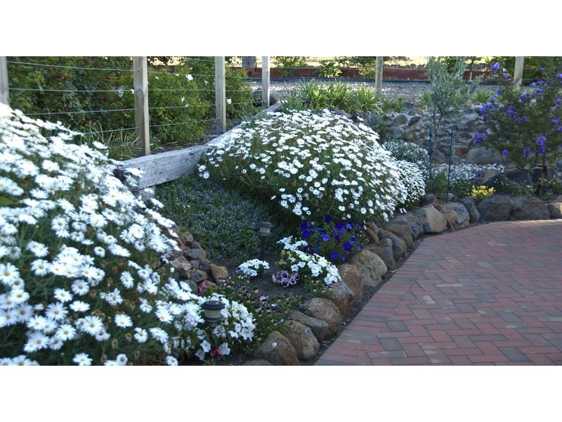 13 Kurung Court East, Gisborne VIC 3437