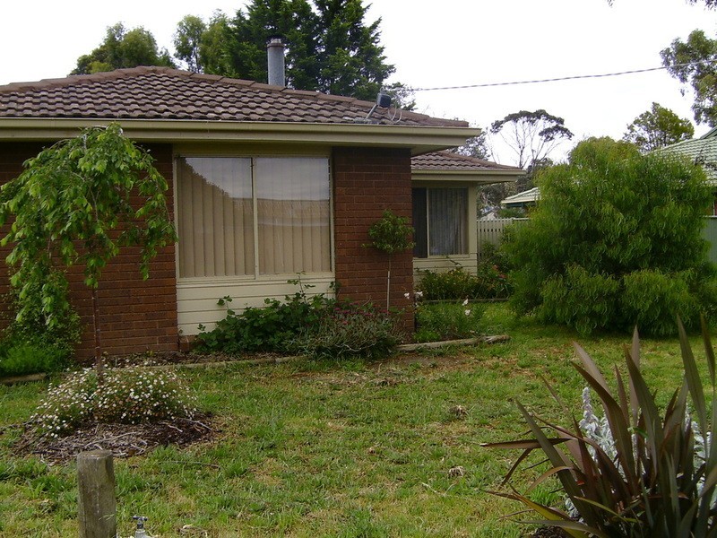 24 Forest Street, Woodend VIC 3442