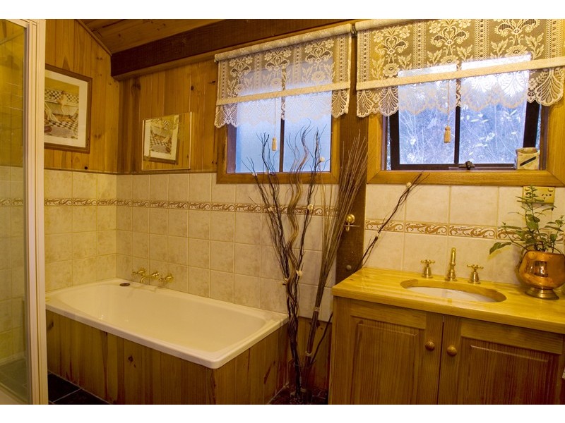 5 Cedar Lane, Mount Macedon VIC 3441