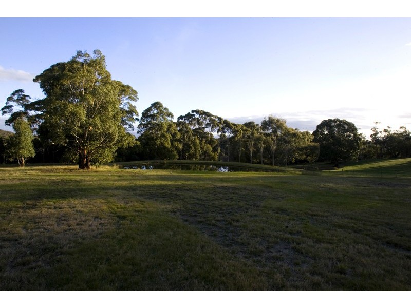 5 Cedar Lane, Mount Macedon VIC 3441