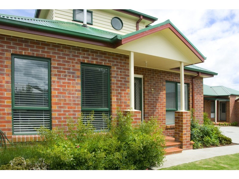 3/8 Howey Street, Gisborne VIC 3437