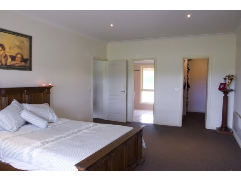 14 Stuartfield Avenue, Romsey VIC 3434