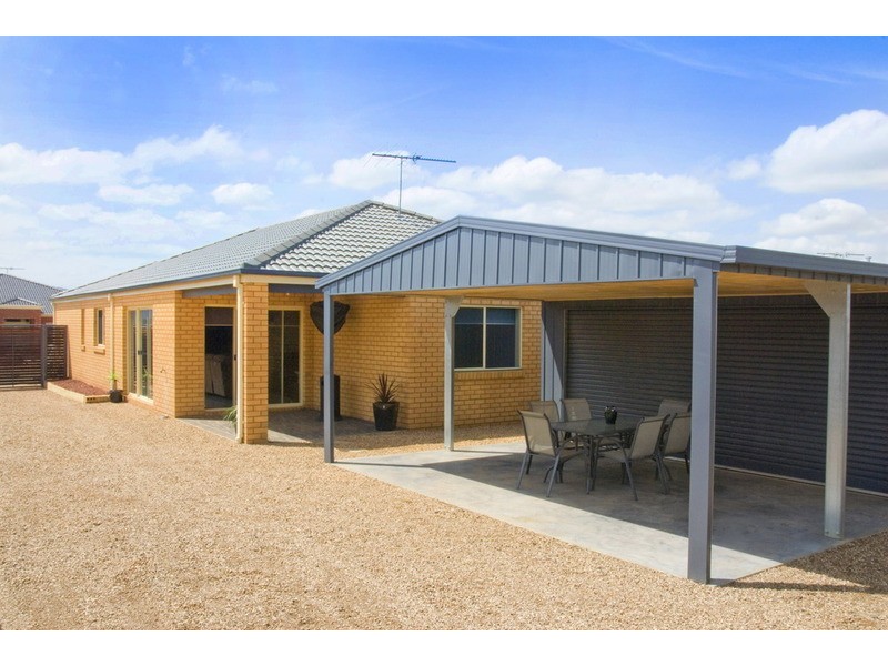 16 Vernon Close, New Gisborne VIC 3438