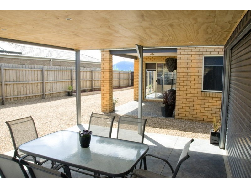 16 Vernon Close, New Gisborne VIC 3438