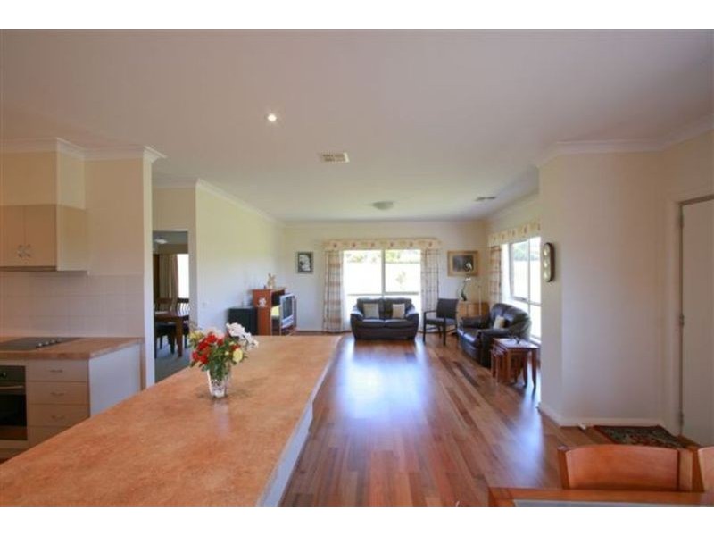 19 Bowyers Road, Woodend VIC 3442