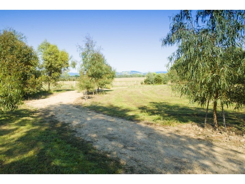 13 Main Street, Romsey VIC 3434