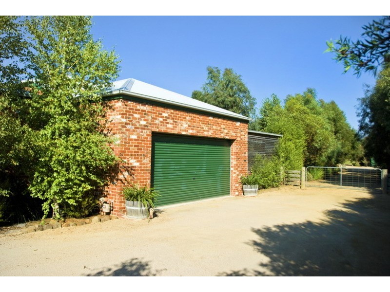 13 Main Street, Romsey VIC 3434