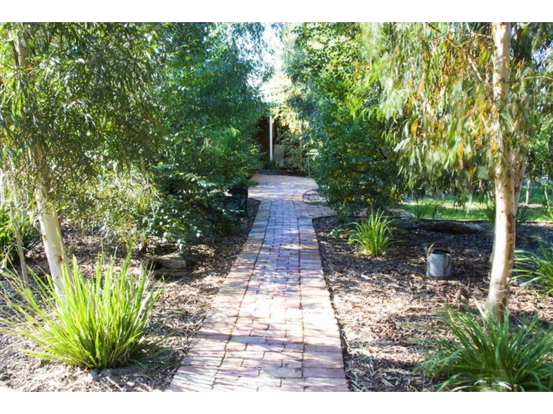 13 Main Street, Romsey VIC 3434