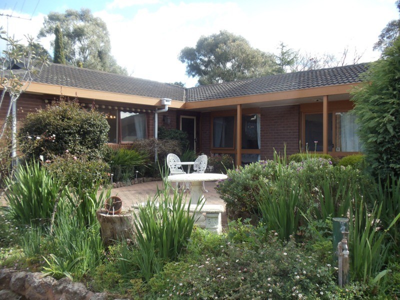 2 Old Farm Way, Romsey VIC 3434