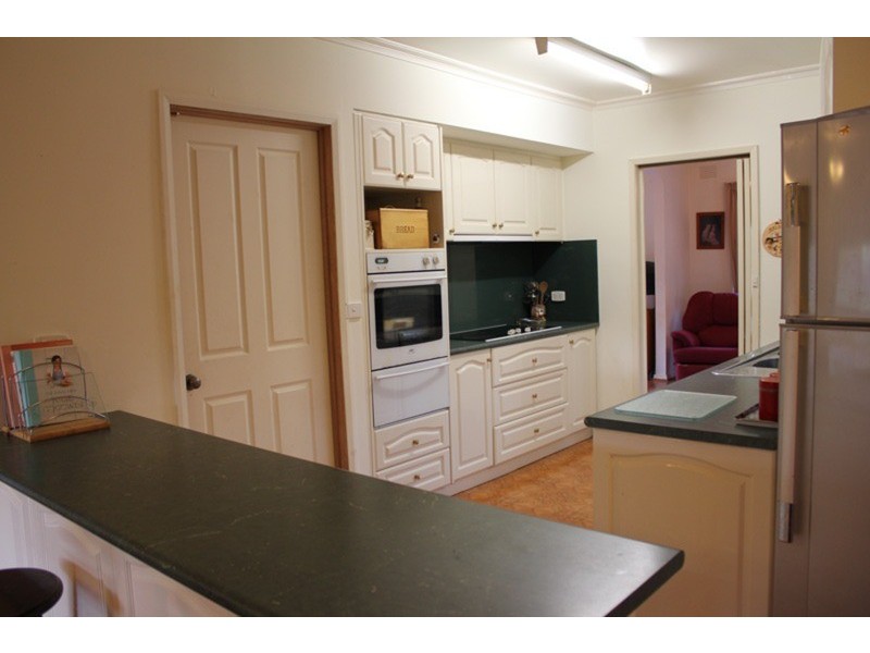 2 Old Farm Way, Romsey VIC 3434