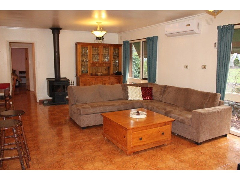 2 Old Farm Way, Romsey VIC 3434