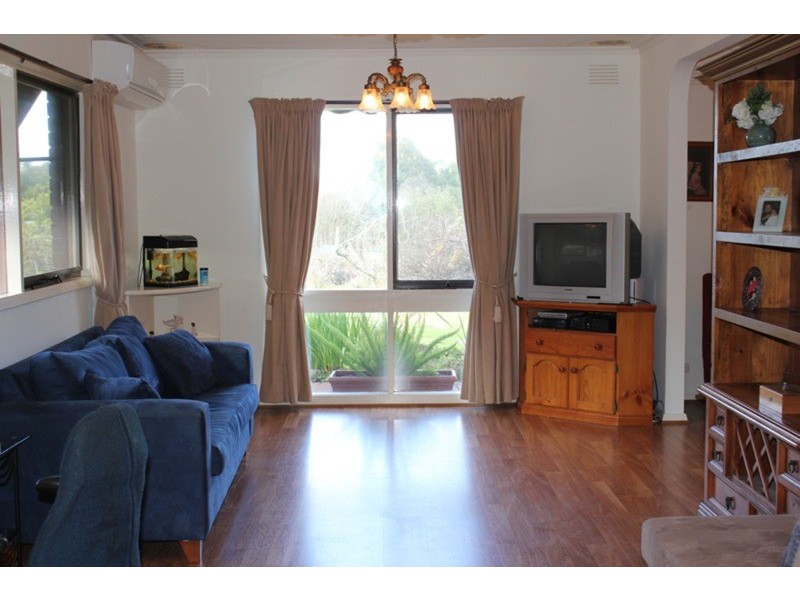 2 Old Farm Way, Romsey VIC 3434