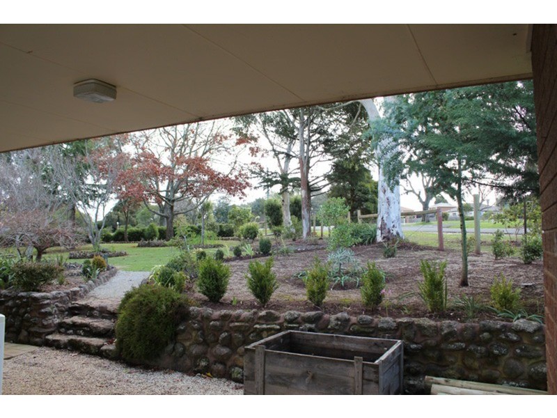 2 Old Farm Way, Romsey VIC 3434