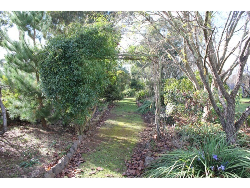 2 Old Farm Way, Romsey VIC 3434