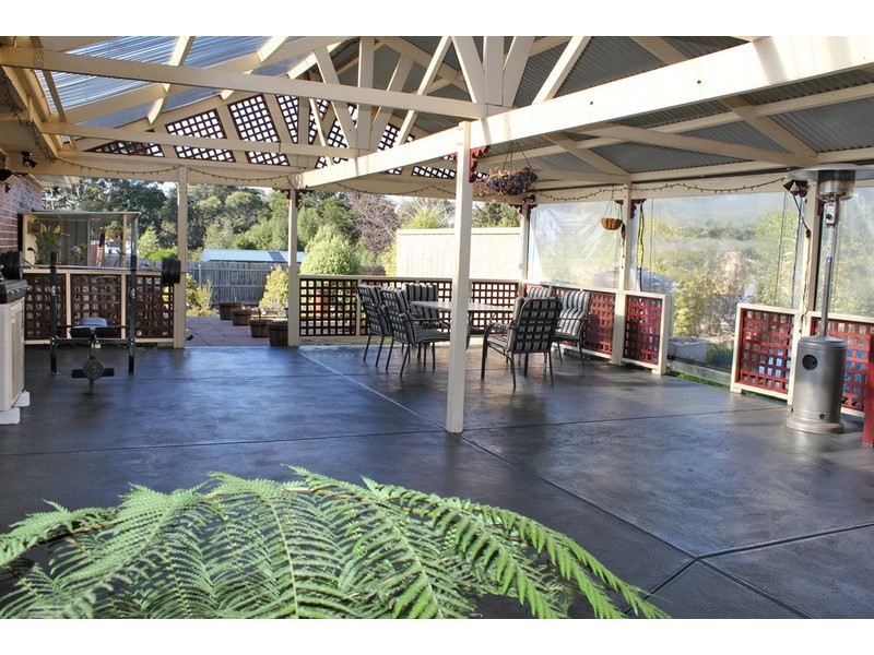 17 Pinelea Grove, Gisborne VIC 3437