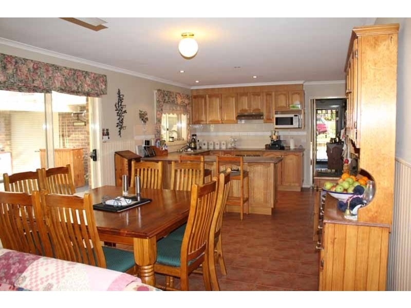 17 Pinelea Grove, Gisborne VIC 3437