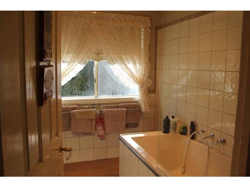 17 Pinelea Grove, Gisborne VIC 3437