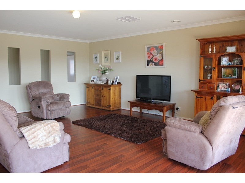 9 Skehan Court, Romsey VIC 3434