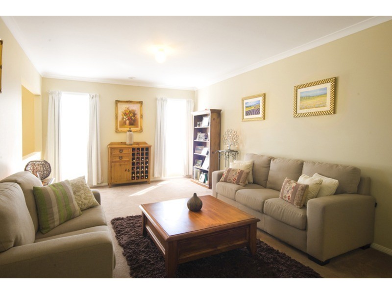 9 Skehan Court, Romsey VIC 3434