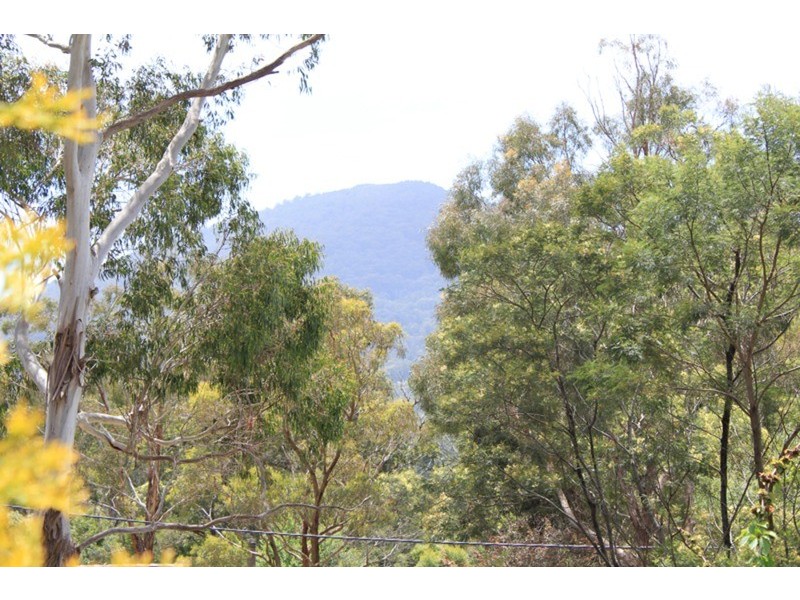 10 Brookes Crescent, Macedon VIC 3440