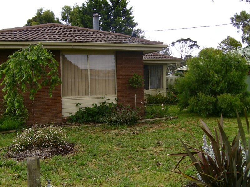 24 Forest Street, Woodend VIC 3442