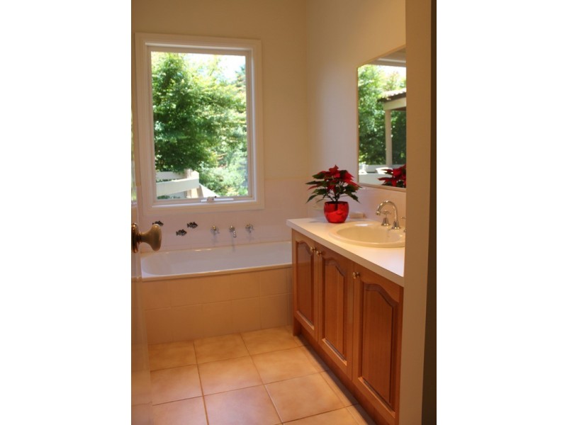 1 Chessy Park  Drive, New Gisborne VIC 3438