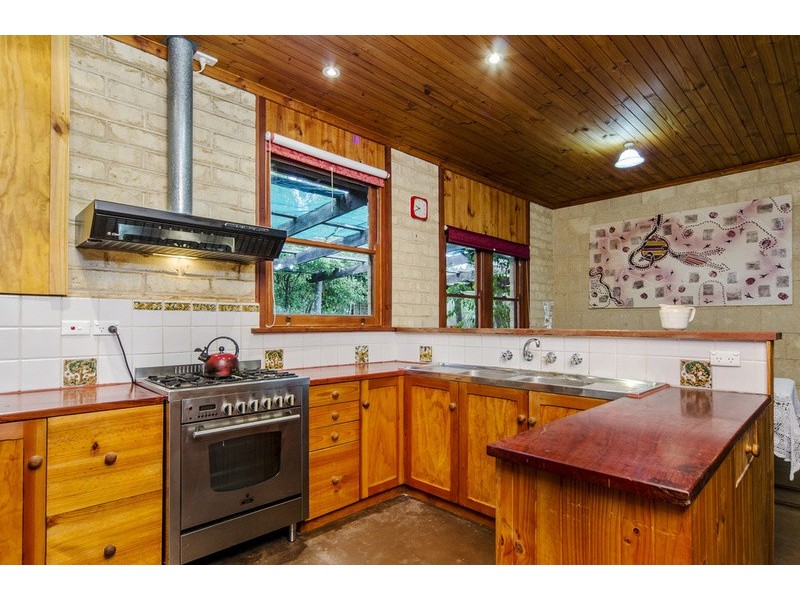 1 KOOKABURRA Court, Willunga SA 5172