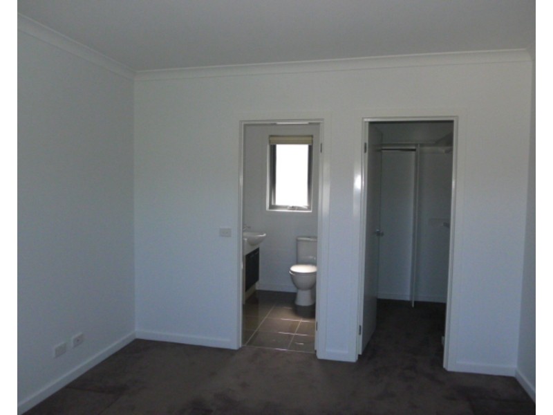 1/2 Strachan Street, Oak Park VIC 3046