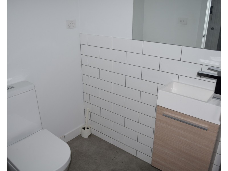 TH2/32 Risdon Drive, Notting Hill VIC 3168